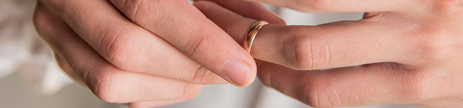 руки с брачным кольцом